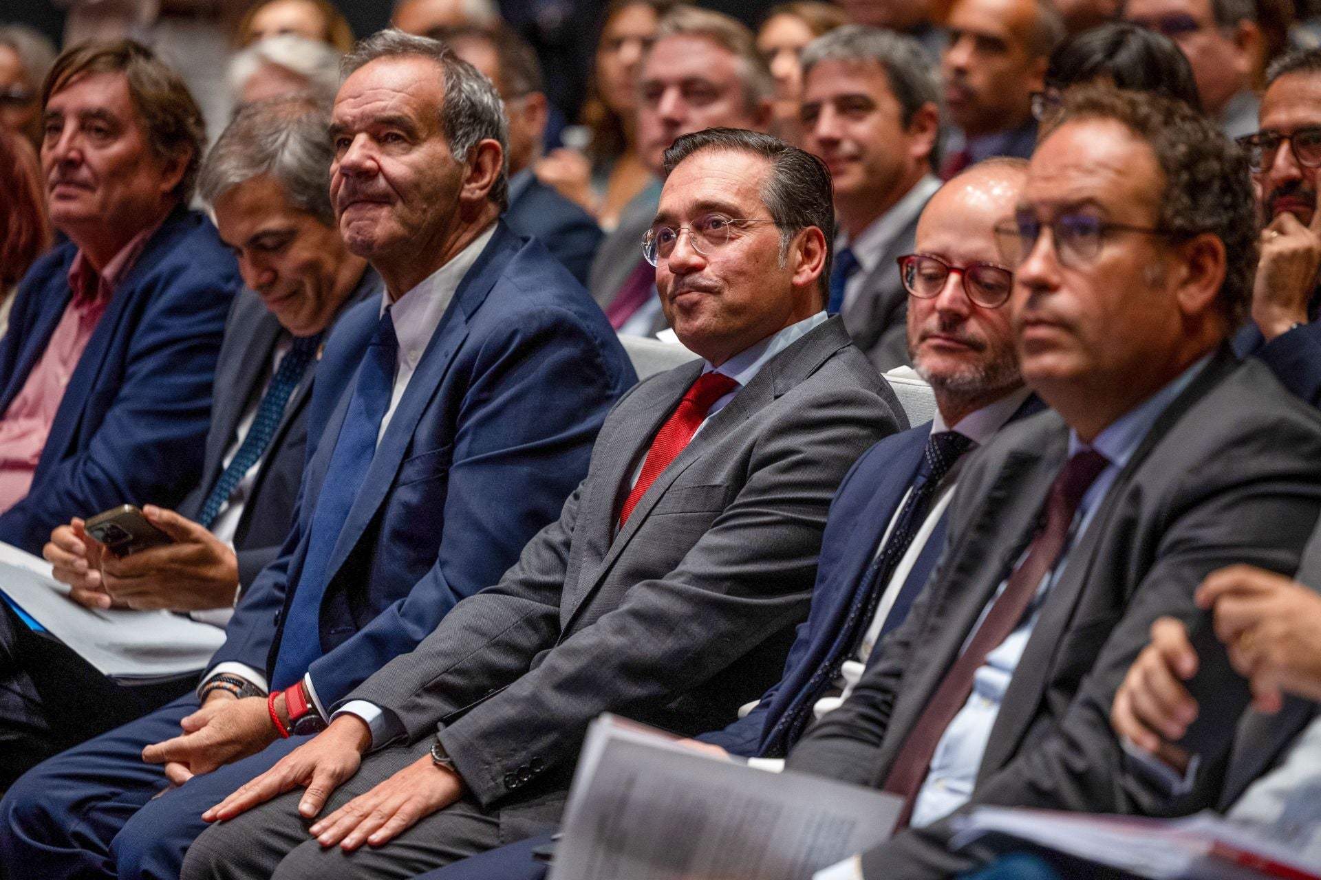 El ministro de Asuntos Exteriores, José Manuel Albares, en el centro