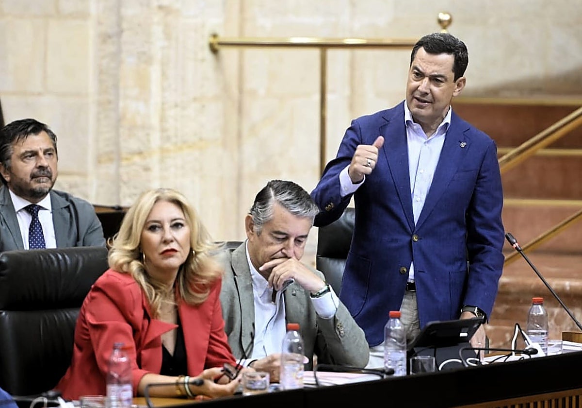 El presidente de la Junta, Juanma Moreno en el Parlamento andaluz