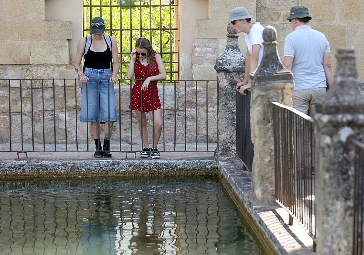 Visitantes en los jardines del Alcázar de los Reyes Cristianos de Córdoba
