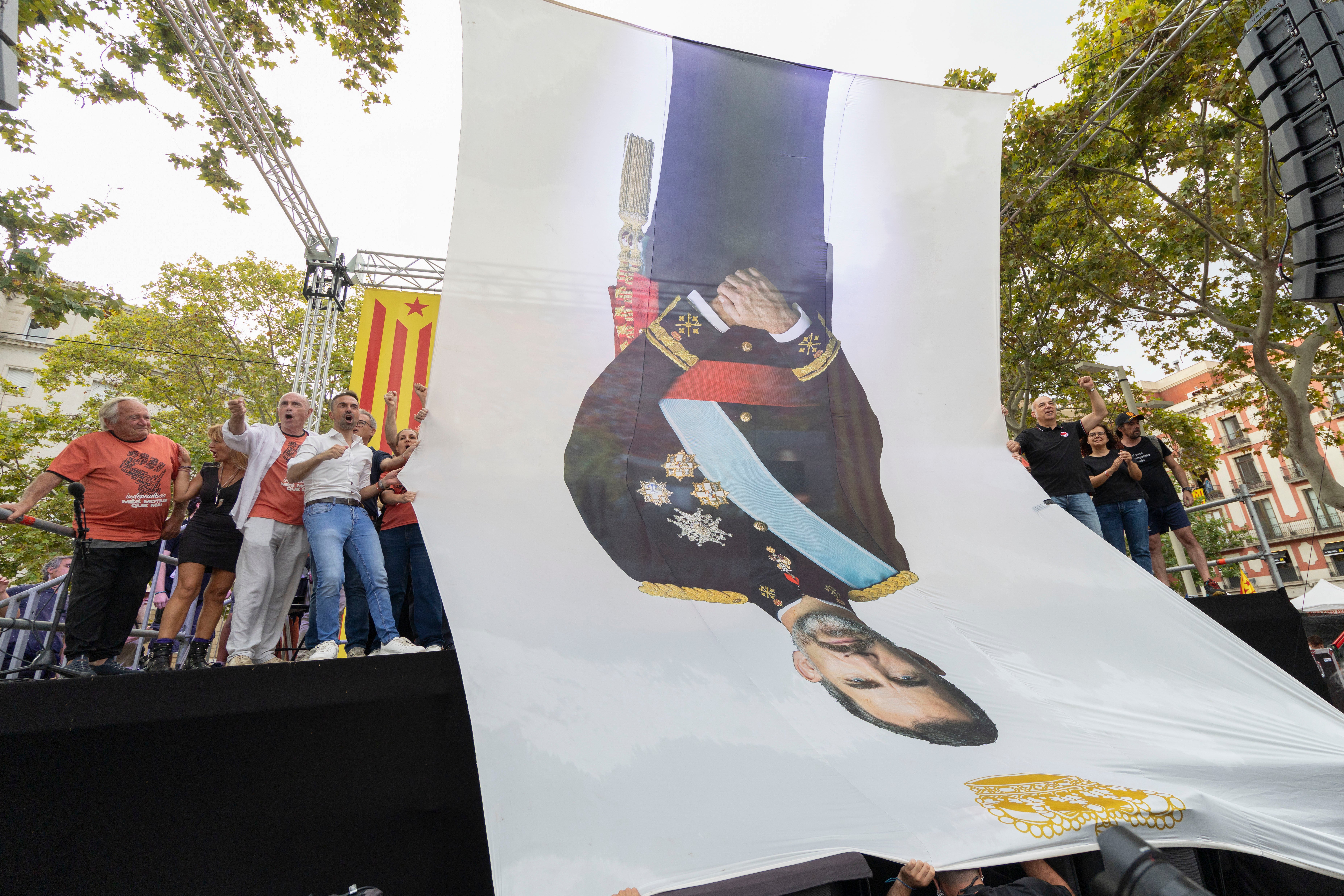 Vista de una imagen del rey Felipe VI al revés durante la manifestación independentista con motivo de la Diada.