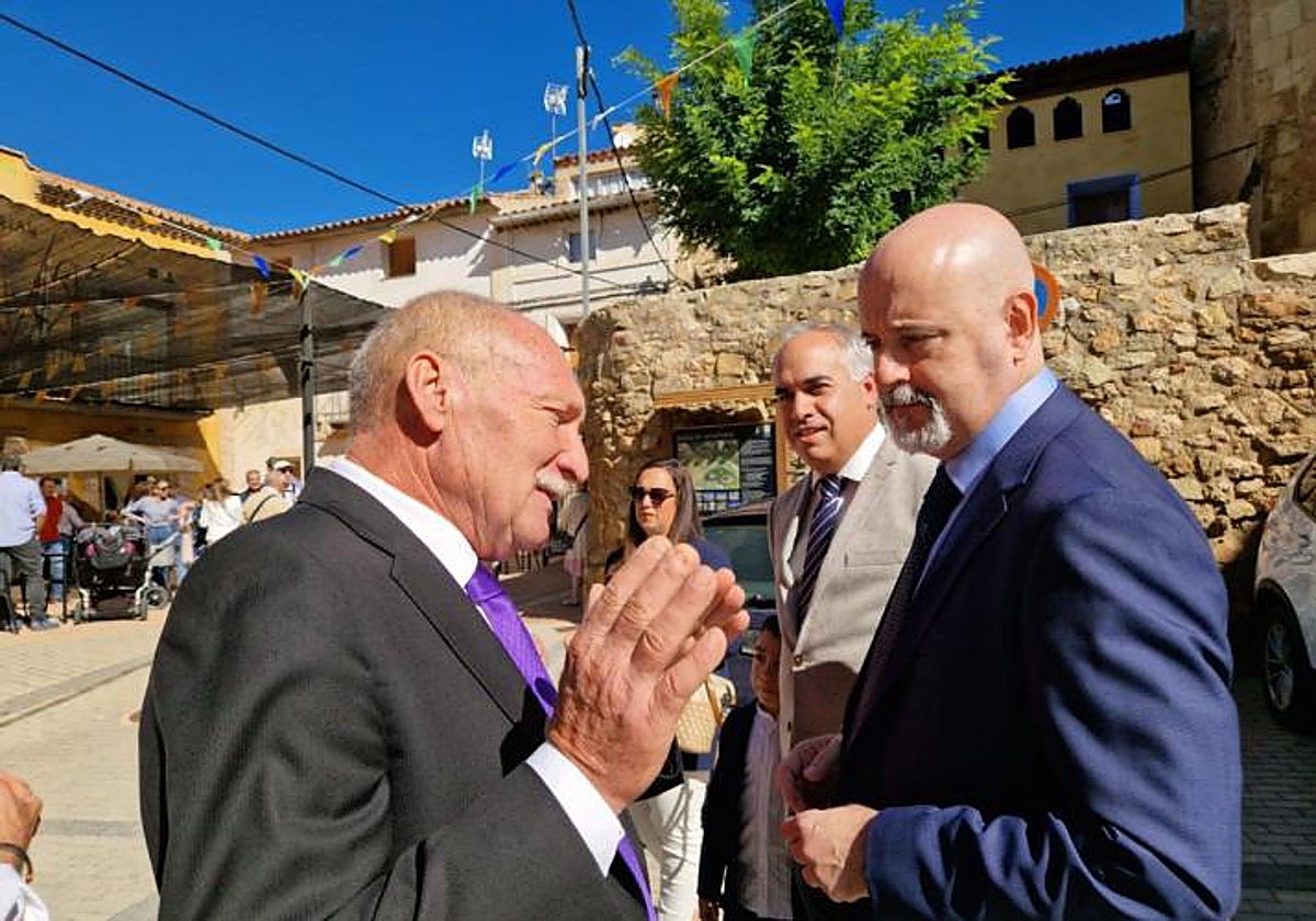 Foto de archivo del alcalde de Monterde, en Zaragoza, José Gracia (izq.) dede el año 2011