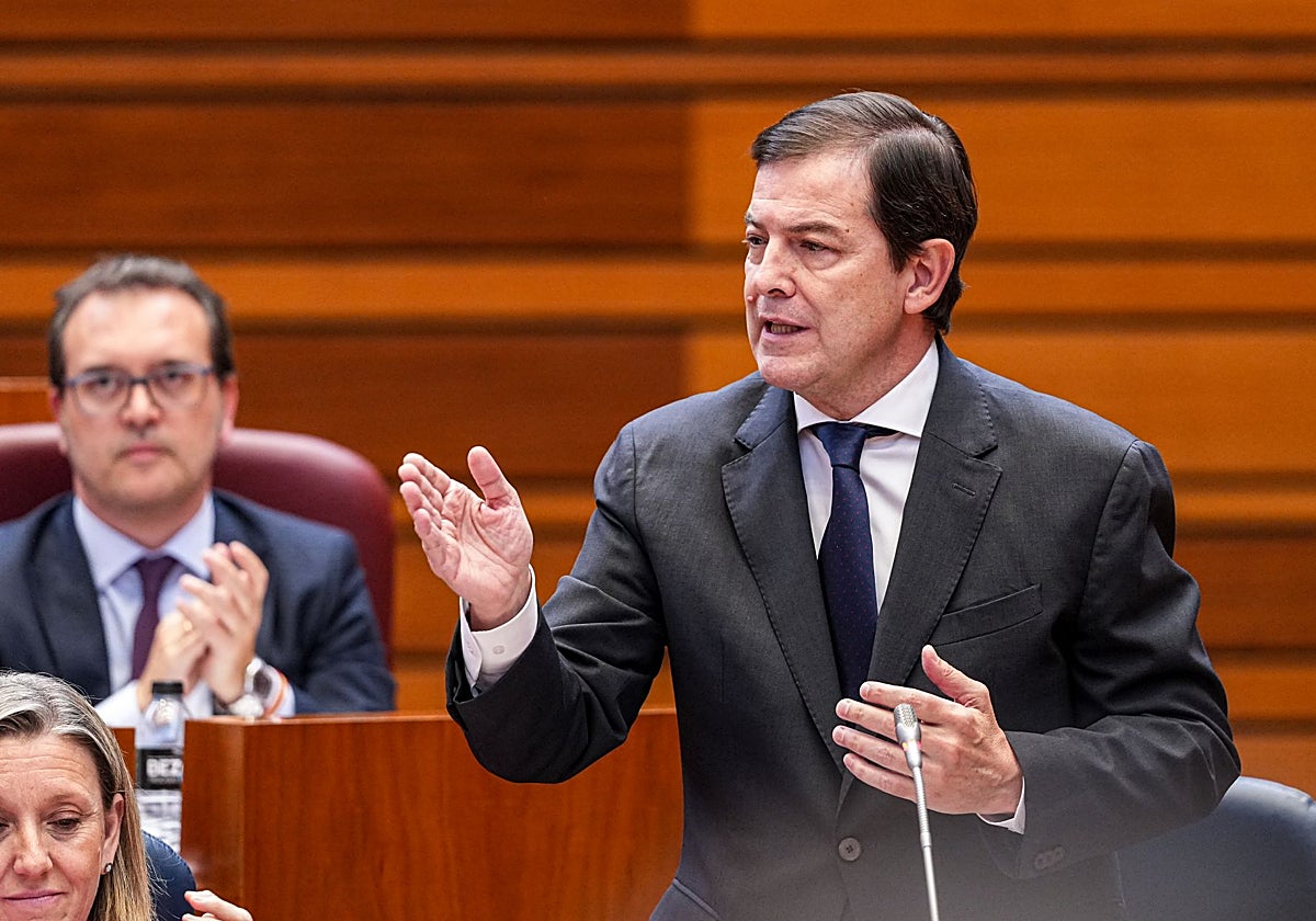 Fernández Mañueco, durante una de sus intervenciones en el último pleno de las Cortes