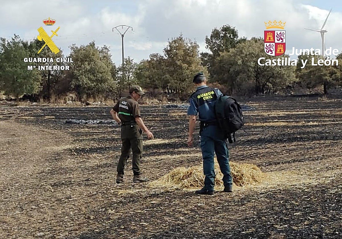 Agentes de la Guardia Civil en la zona de Marmellar donde se produjo el incendio
