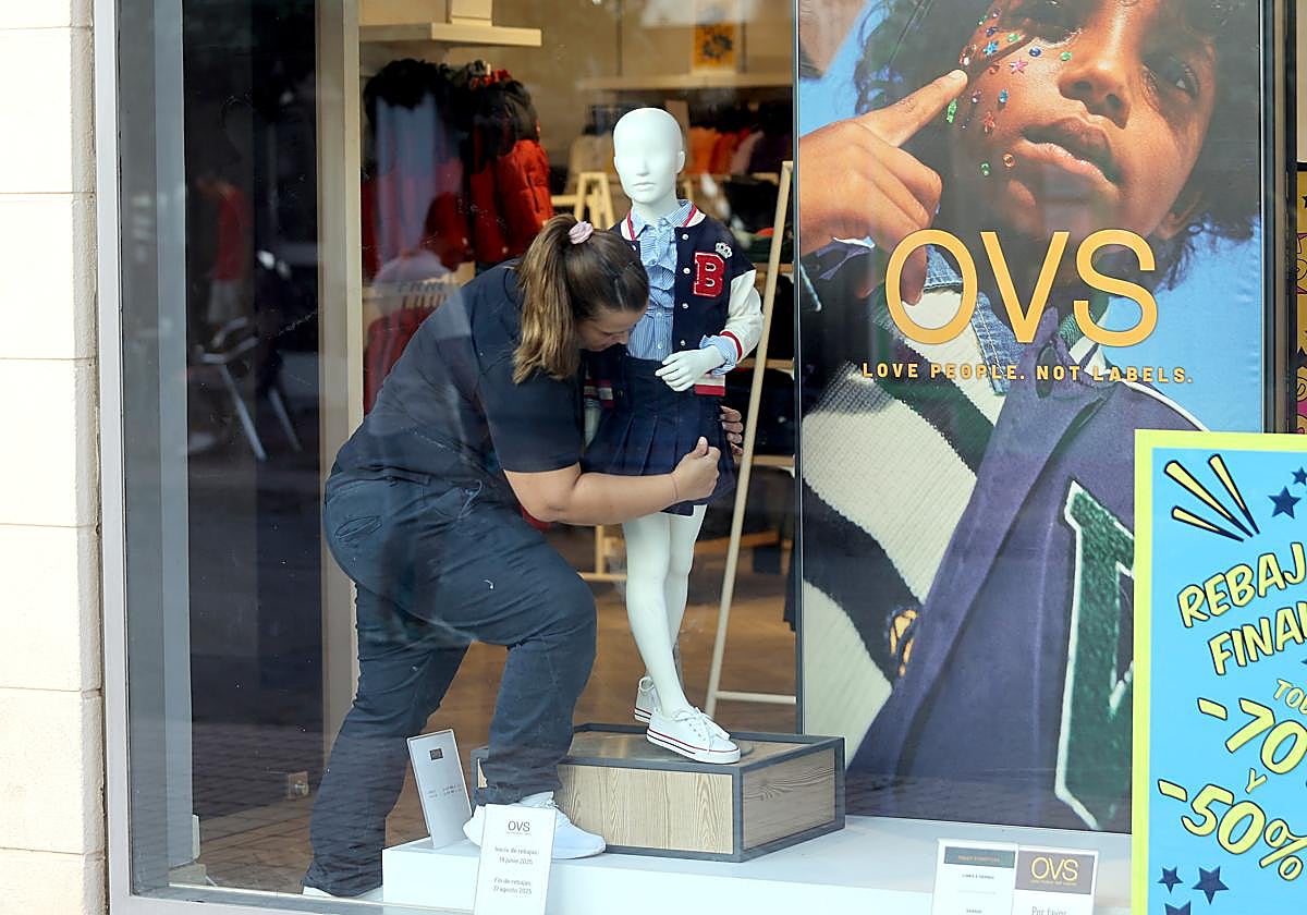 Una trabajadora en un comercio de la avenida de la Viñuela