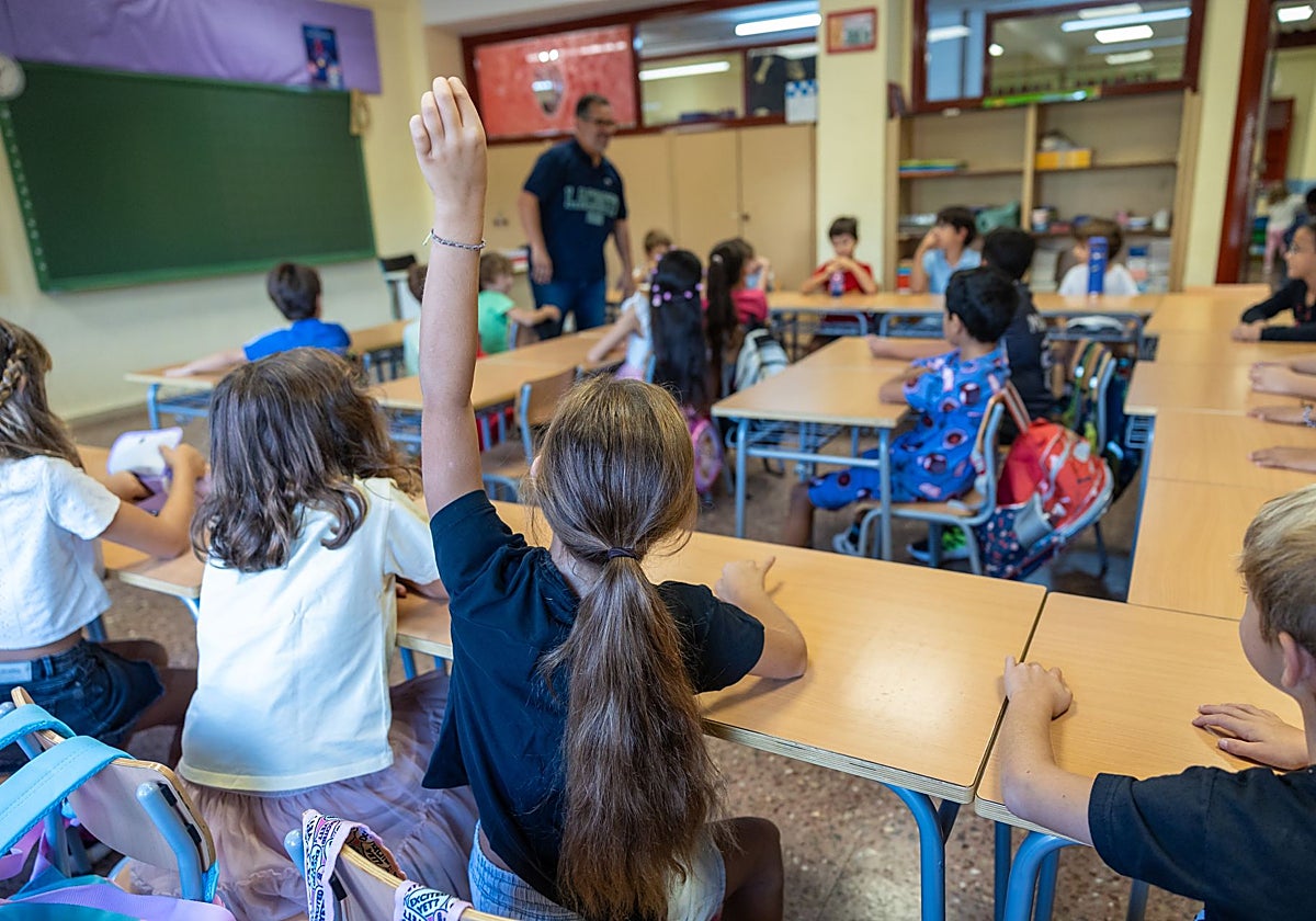 Una de las aulas del colegio público San Lucas y María el día del inicio del curso. En este colegio este verano se ha instalado la línea de vida en el tejado
