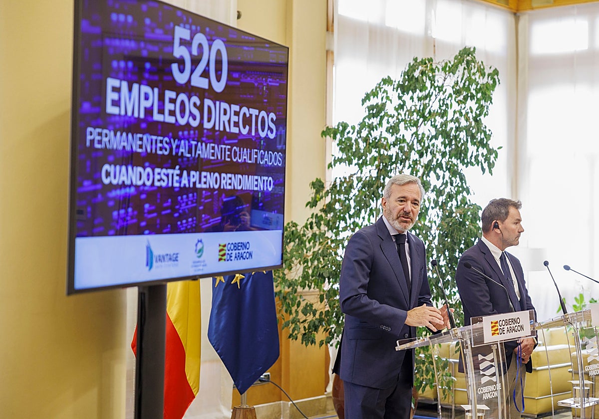 El presidente de Aragón, Jorge Azcón, y el presidente para Europa de Vantage Data Center, David Howson, presentan este viernes la instalación, en Villanueva de Gállego, d