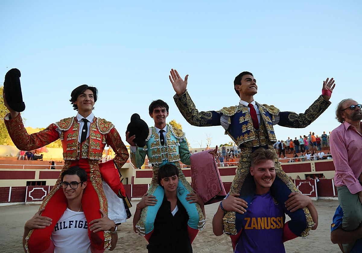 Jacob Robledo, Ignacio Garibay y Arias Samper saliendo a hombros del ruedo