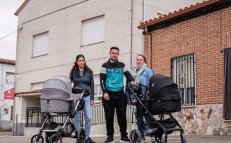 Imagen principal - Sobre estas líneas, dos de las familias de Cubillos que se empeñaron en la reapertura del colegio del municipio. Paula, una de las alumnas, coloca la mochila en el perchero y Felisa Gallego, mamá de Kilian, uno de los tres niños que acude al centro de Sanzoles