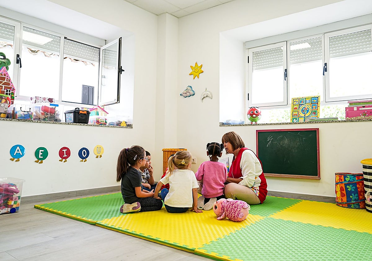 La profesora Yolanda lee un libro a sus cinco alumnos en su colegio de Cubillos (Zamora)