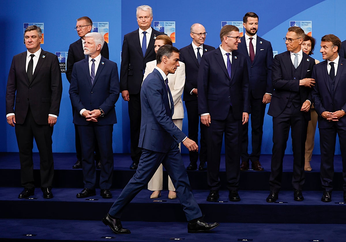El presidente del Gobierno de España, Pedro Sánchez (c), llega a la foto de familia de la cumbre de la OTAN que se celebró en junio en La Haya, Países Bajos.