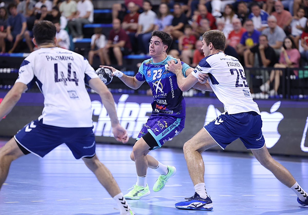 Daniel Serrano intenta evadirse de un defensor del Granollers