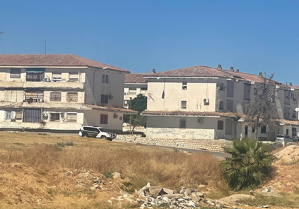 Una patrulla de la Guardia Civil en la barriada Juan Rejano de Puente Genil