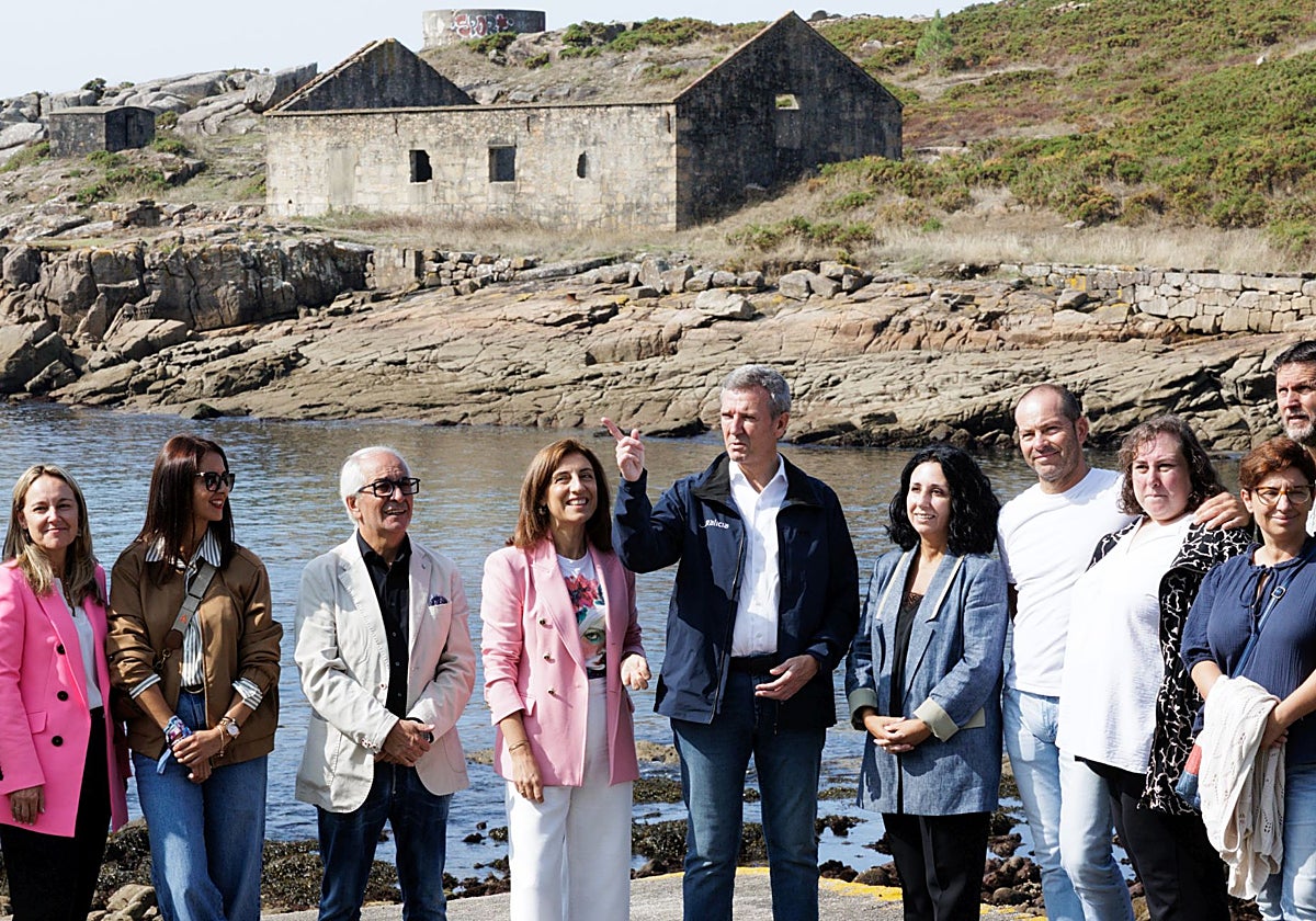 Alfonso Rueda (centro) delante de la antigua fábrica ballenera de Caneliñas en Cee (La Coruña)
