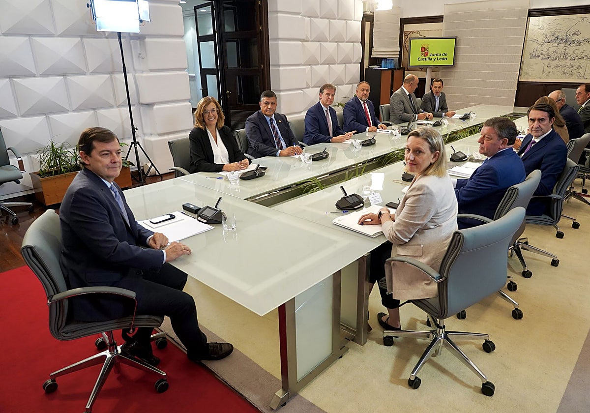 Reunión del presidente de la Junta de Castilla y León con los de las diputaciones provinciales y varios consejeros