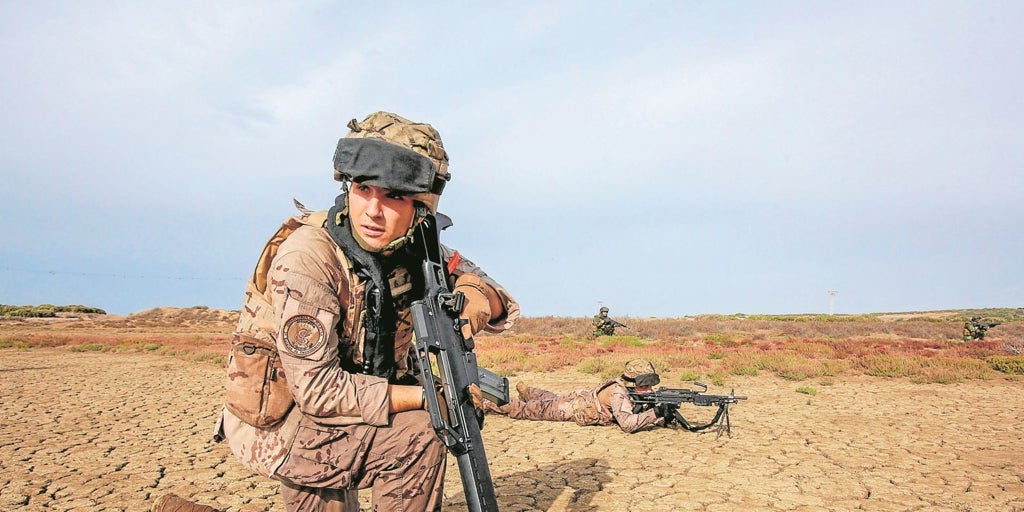 La mayoría de los españoles apoya aumentar la inversión en Defensa y rechaza volver a la mili obligatoria