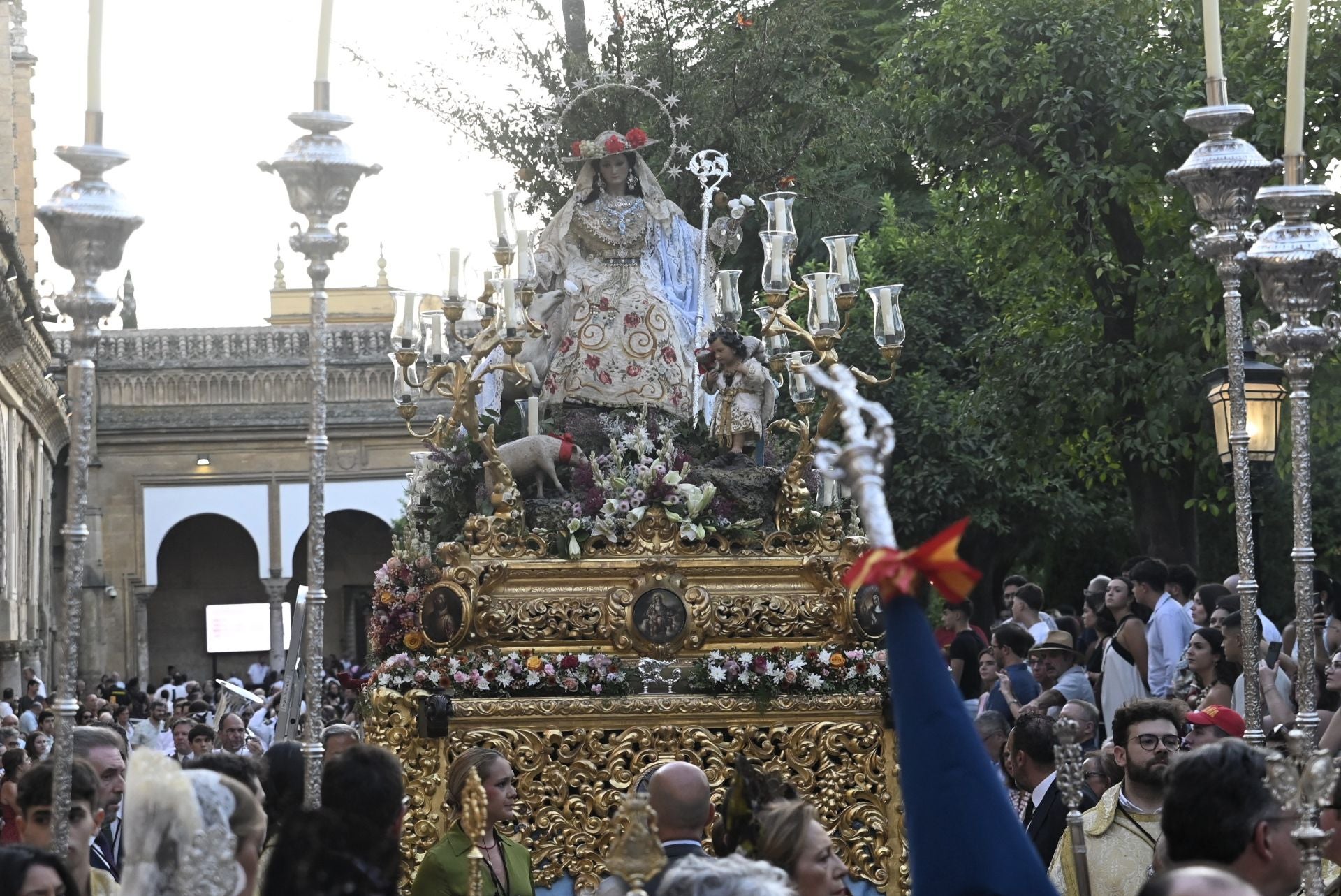 La procesión triunfal de la Divina Pastora desde la Catedral de Córdoba, en imágenes