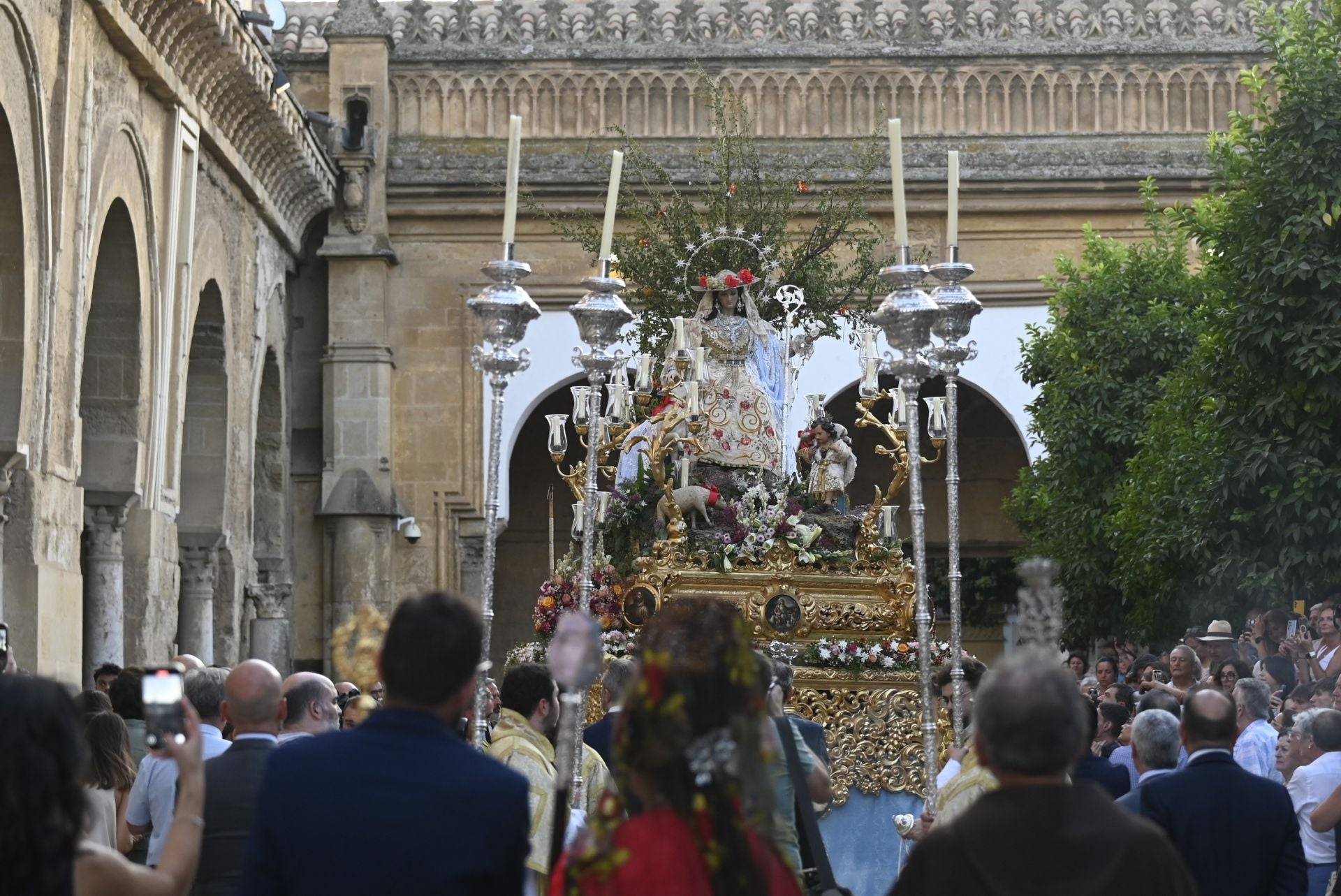 La procesión triunfal de la Divina Pastora desde la Catedral de Córdoba, en imágenes