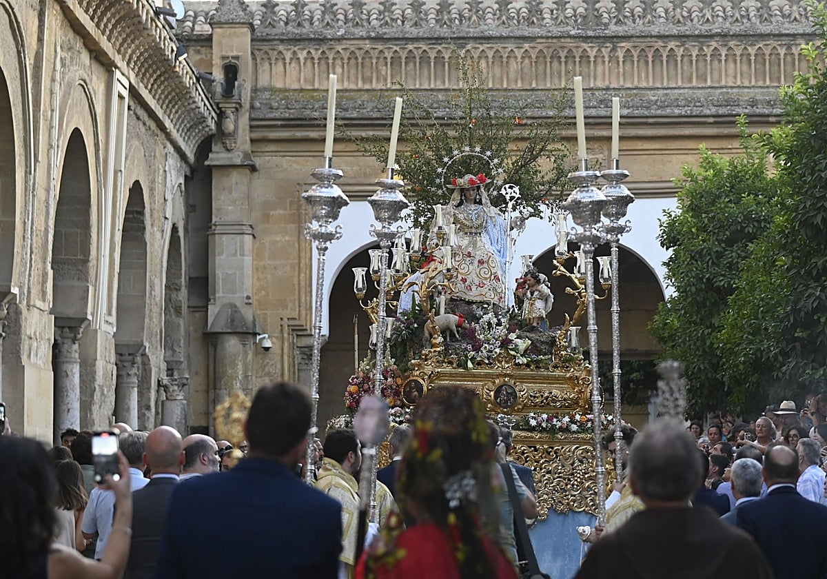 La Divina Pastora de Capuchinos, en el Patio de los Naranjos, durante su procesión del sábado