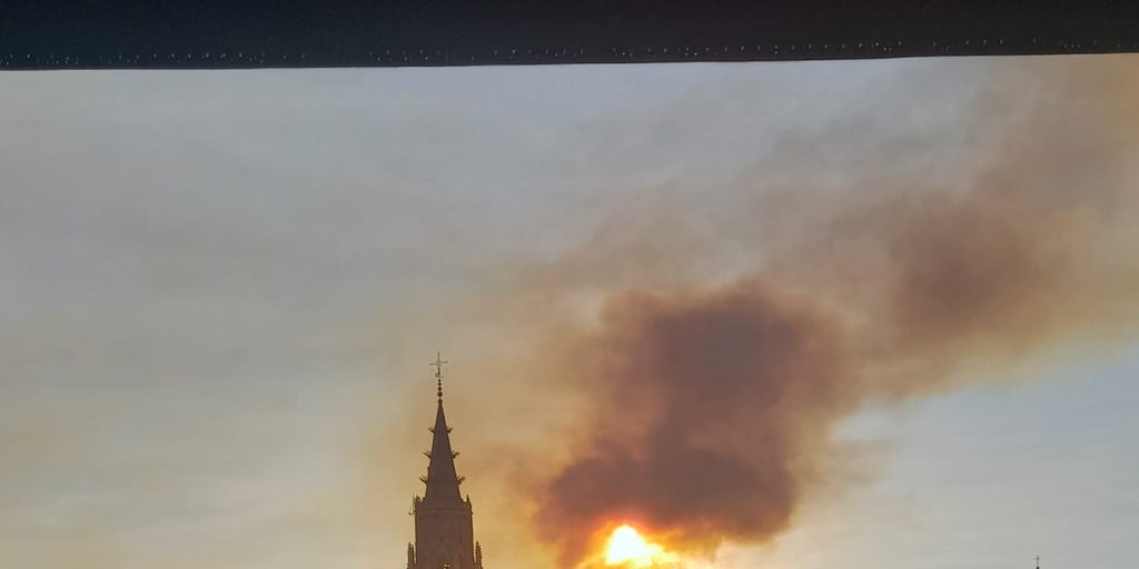 Una gran columna de humo de un incendio en Polán en nivel 1 se divisa desde Toledo