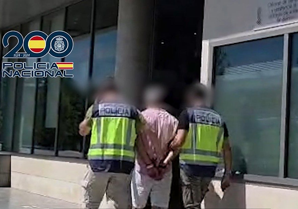 Imagen de dos agentes de la Policía Nacional con el detenido