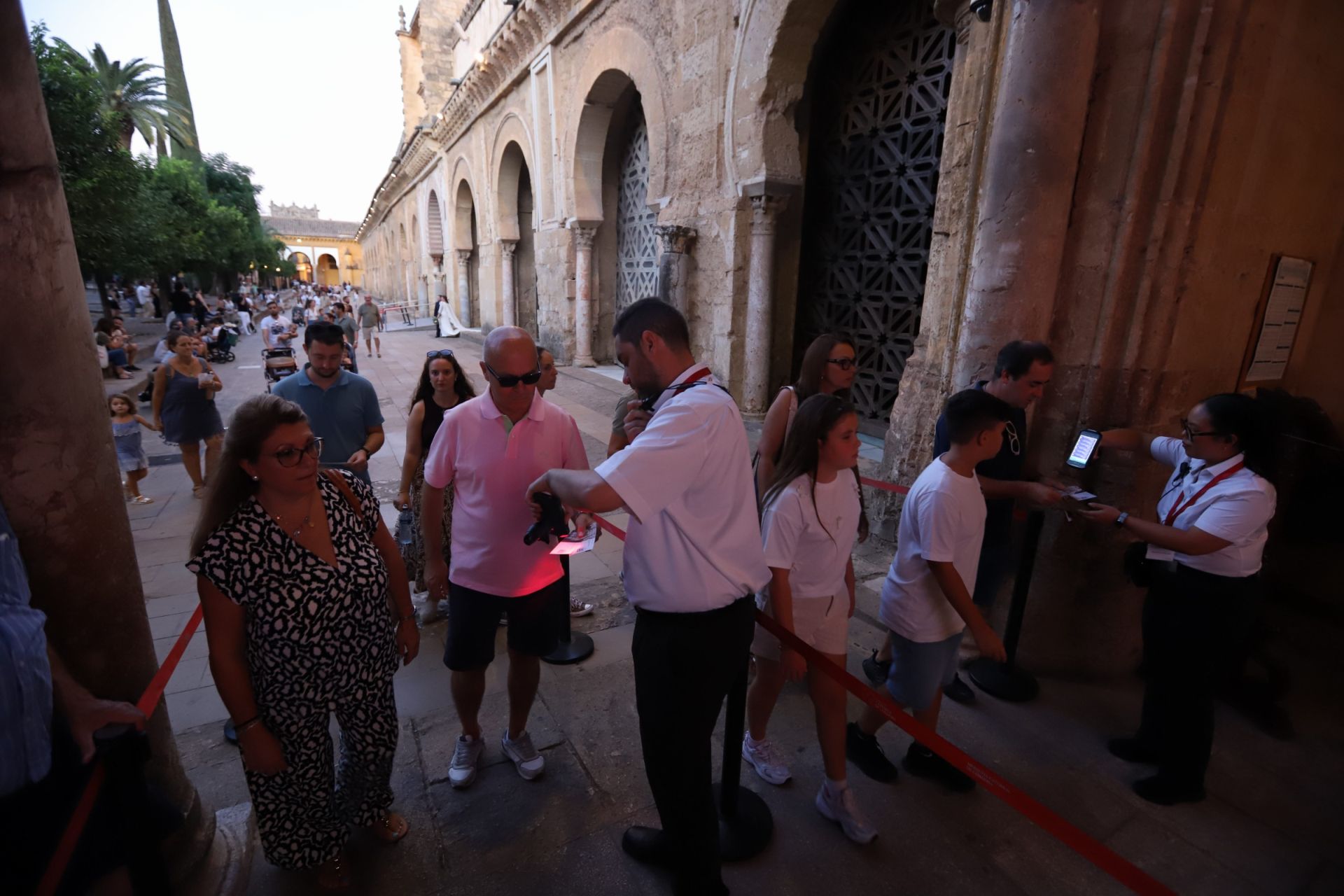 La Noche del Patrimonio llena las calles y monumentos de Córdoba, en imágenes
