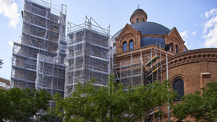 Exterior del templo de Estrecho, en obras