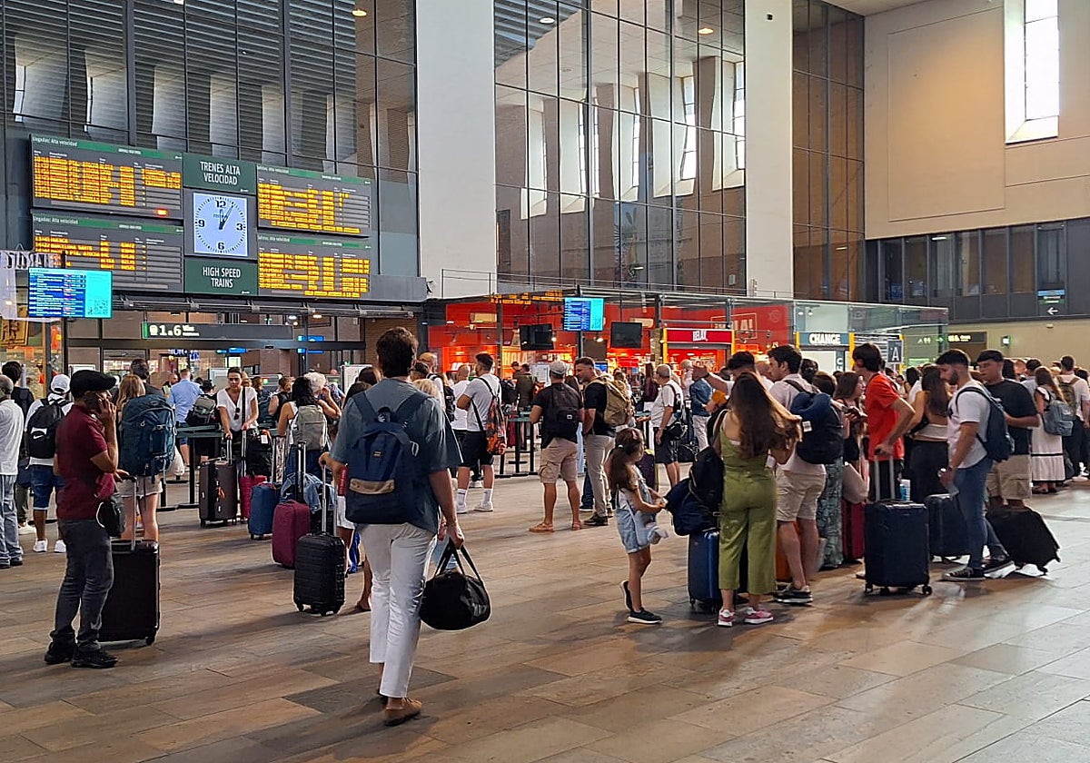 Concentración de viajeros ante los paneles de información de Santa Justa este sábado