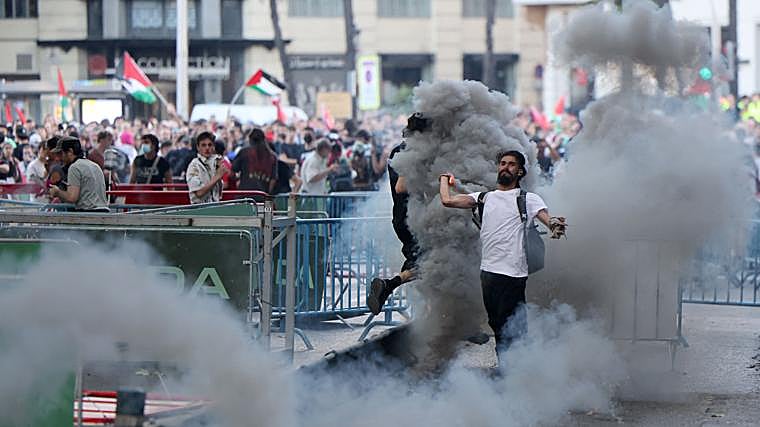 Un manifestante corre durante la protesta propalestina de este domingo en Madrid tras la cancelación de la etapa final de La Vuelta.