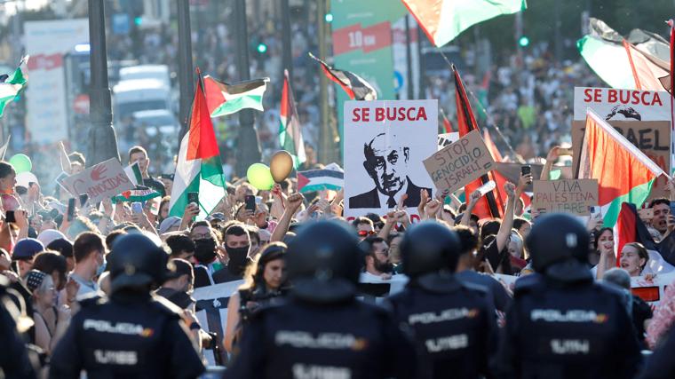 «Se busca», reza una pancarta con una imagen de Netanyahu entre otros carteles que piden el fin de la guerra en Gaza este domingo en Madrid.