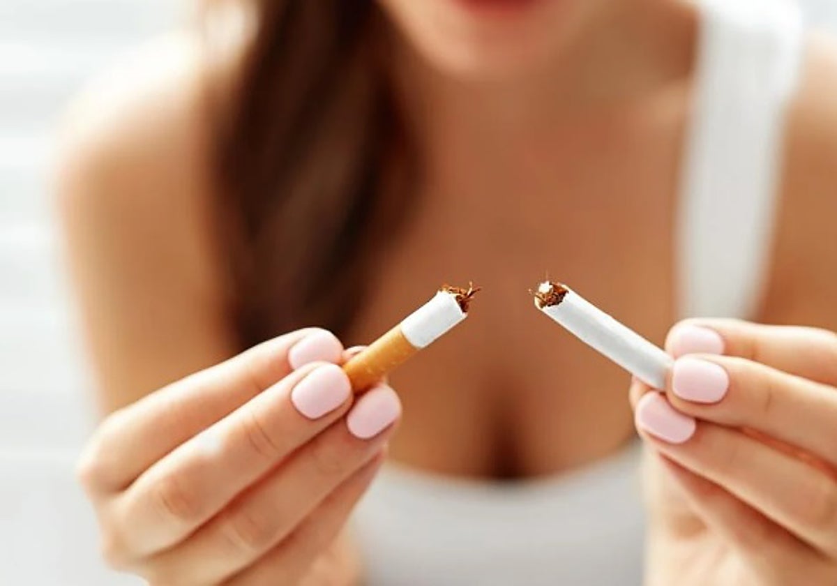 Una mujer rompe un pitillo