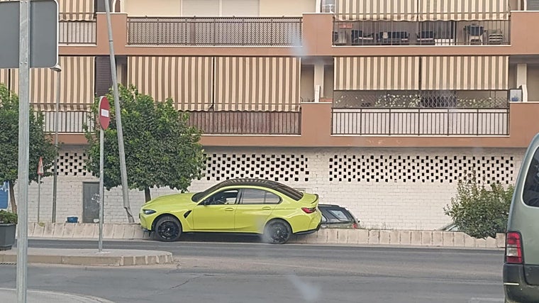 Un coche de lujo estrellado contra una farola esta pasada semana en Puente Genil