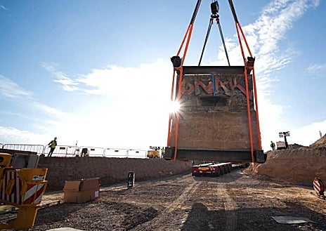 Imagen secundaria 1 - Arriba, los fortines en su estado actual. Abajo, dcha, los paneles informativos. Izq., una foto del proceso de traslado