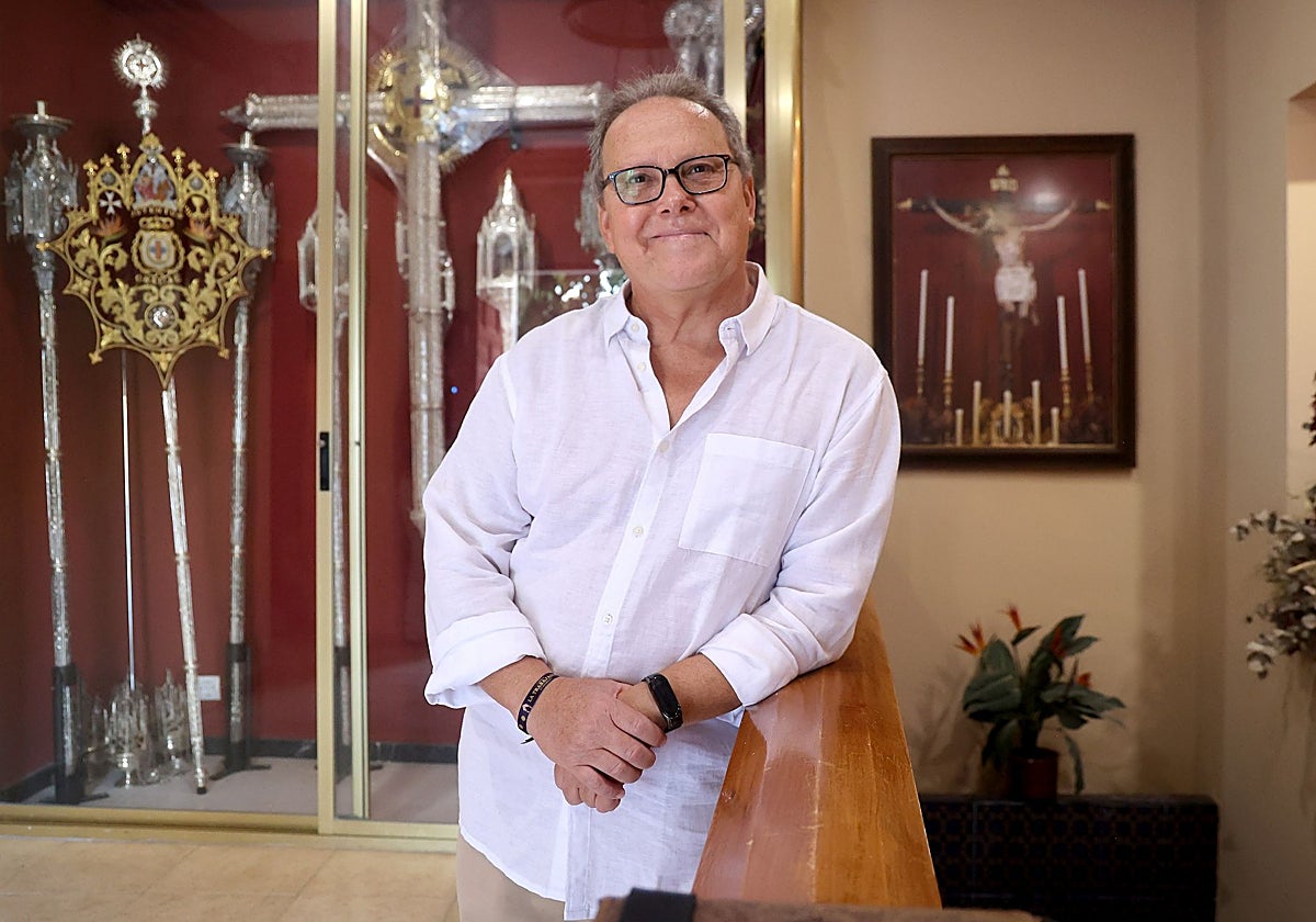 José María Gisbert, reelegido hermano mayor, en la casa de hermandad del Cristo de Gracia