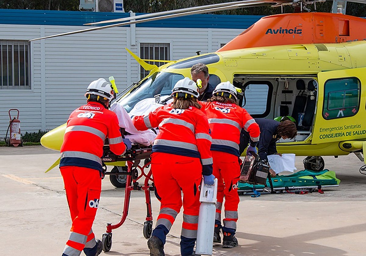 Un equipo médico en un helicóptero del 061