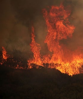 Imagen secundaria 2 - Efectos del incendio de Yeres en Las Médulas, evacuados en un pabellón de La Bañeza y avance del fuego de Fasgar, todo en la provincia de León