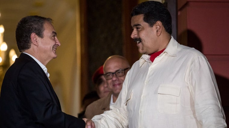 El expresidente José Luiz Rodríguez Zapatero y Nicolás Maduro, el 31 de octubre de 2016, durante un encuentro en Caracas