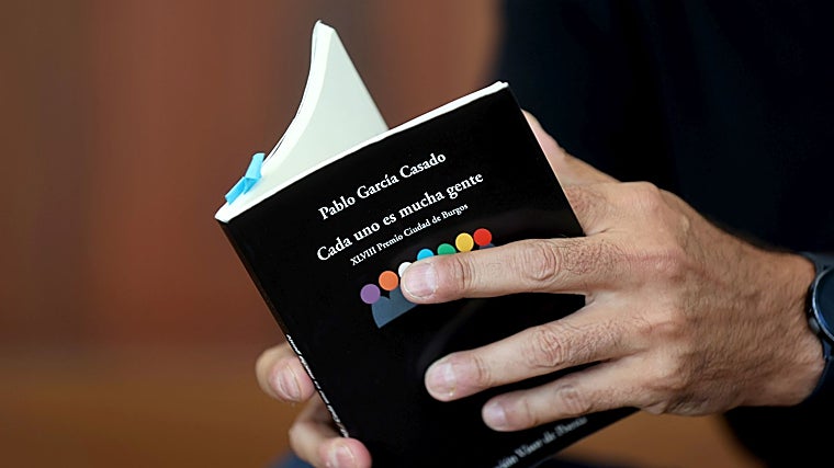 El autor sostiene su último libro, 'Cada uno es mucha gente'