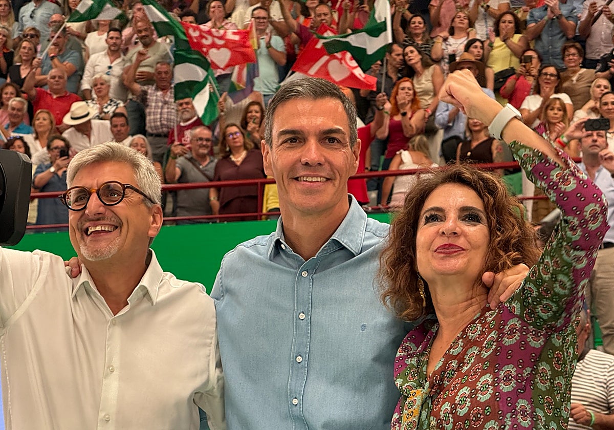 Pedro Sánchez con Montero y Josele Aguilar en el mitin de Málaga