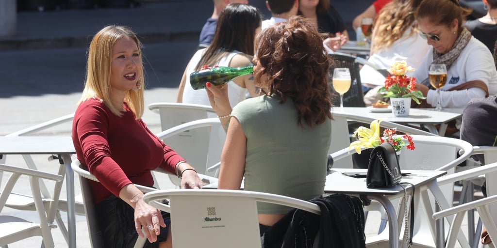 El coto al tabaco pone a prueba el modelo de ocio y revuelve a hoteles y bares de Andalucía