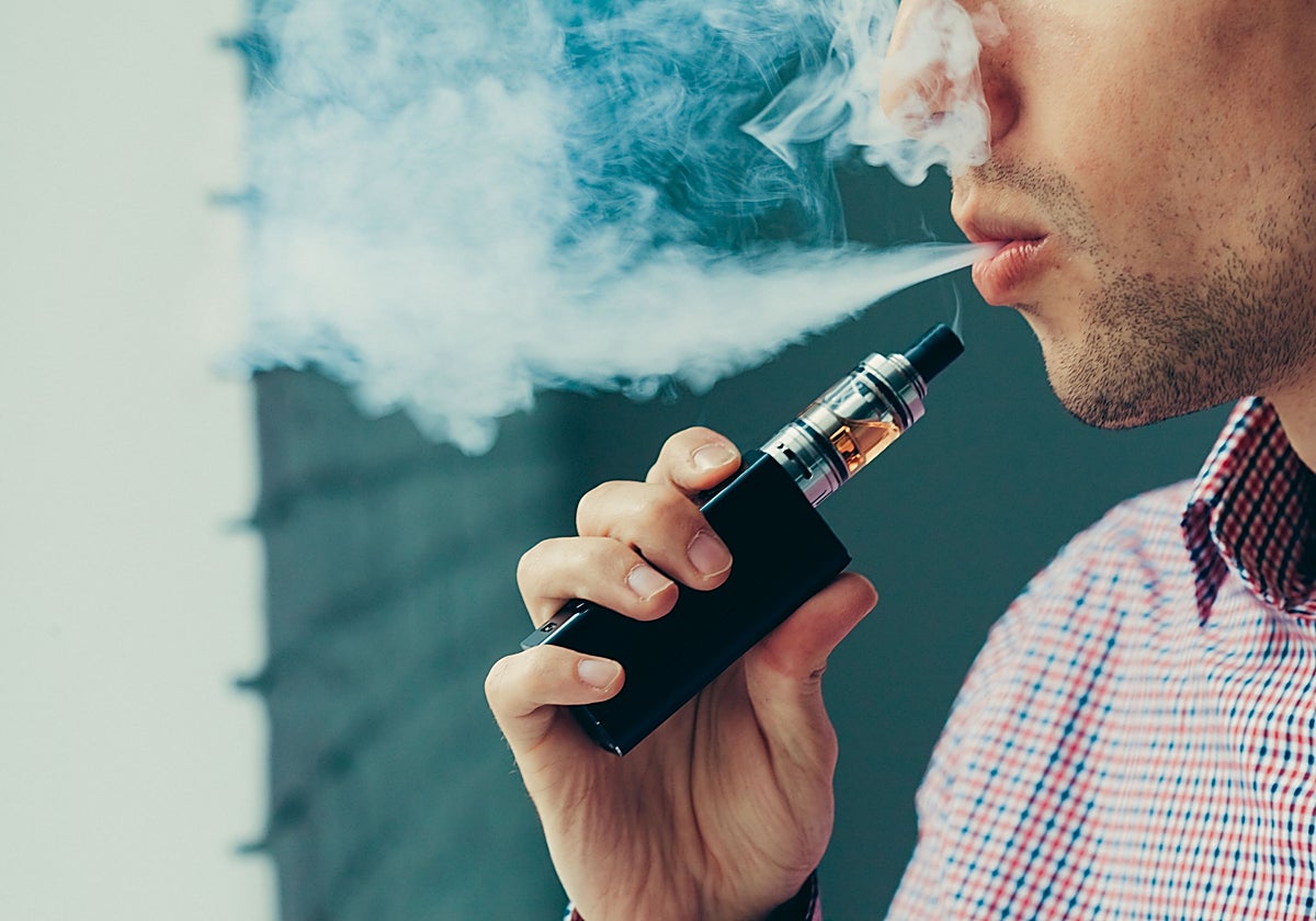 Un joven 'vapeando' con un dispositivo electrónico