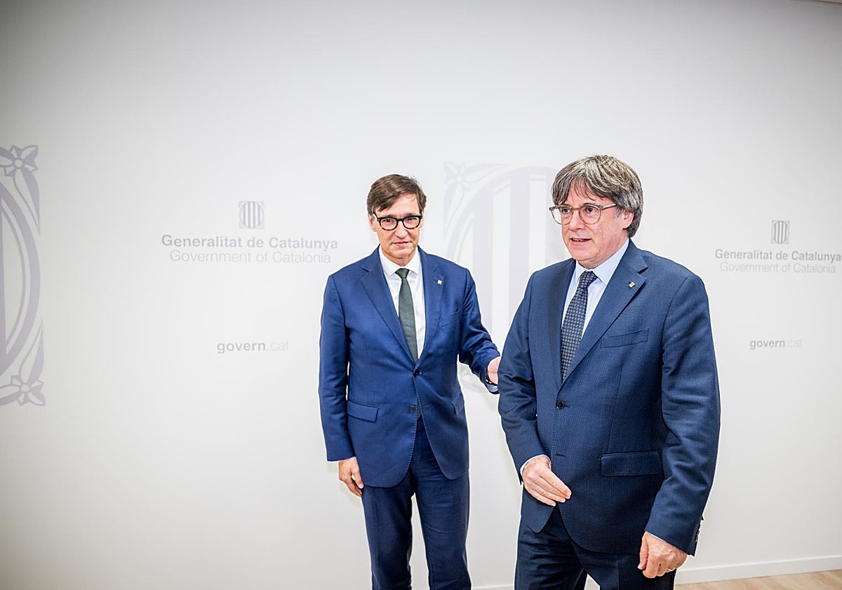 Puigdemont con Illa antes de su reunión en Bruselas
