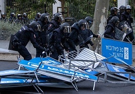 Los dos detenidos en los altercados de la Vuelta son un italiano y un español que agredieron a la Policía junto al Congreso y Cibeles