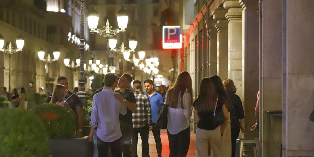 Granada busca el equilibrio en Ganivet, la calle donde cada vez hay más pubs