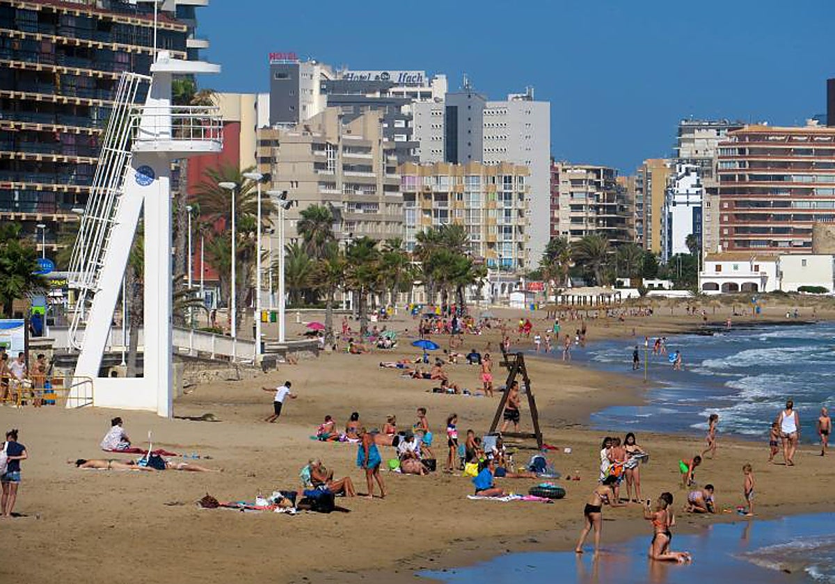 Turistas en una playa de Calpe (Alicante)