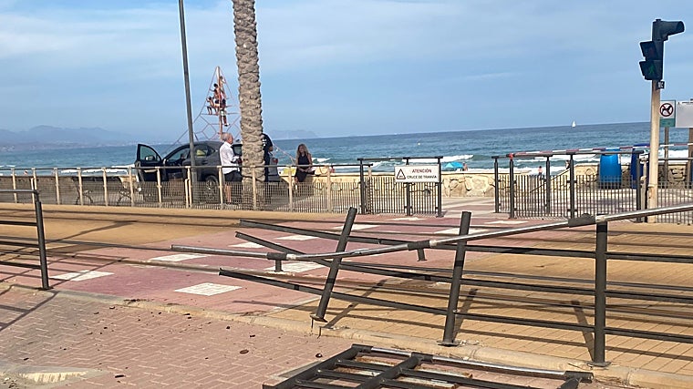 La valla reventada y el recorrido que ha efectuado el vehículo al cruzar las vías del tranvía TRAM