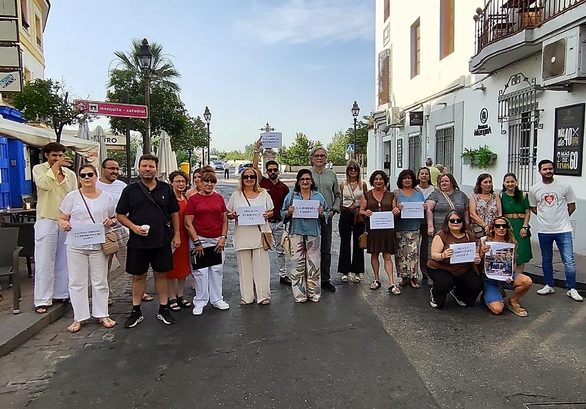 Concentración de comerciantes para pedir más medidas contra los hurtos en la Judería