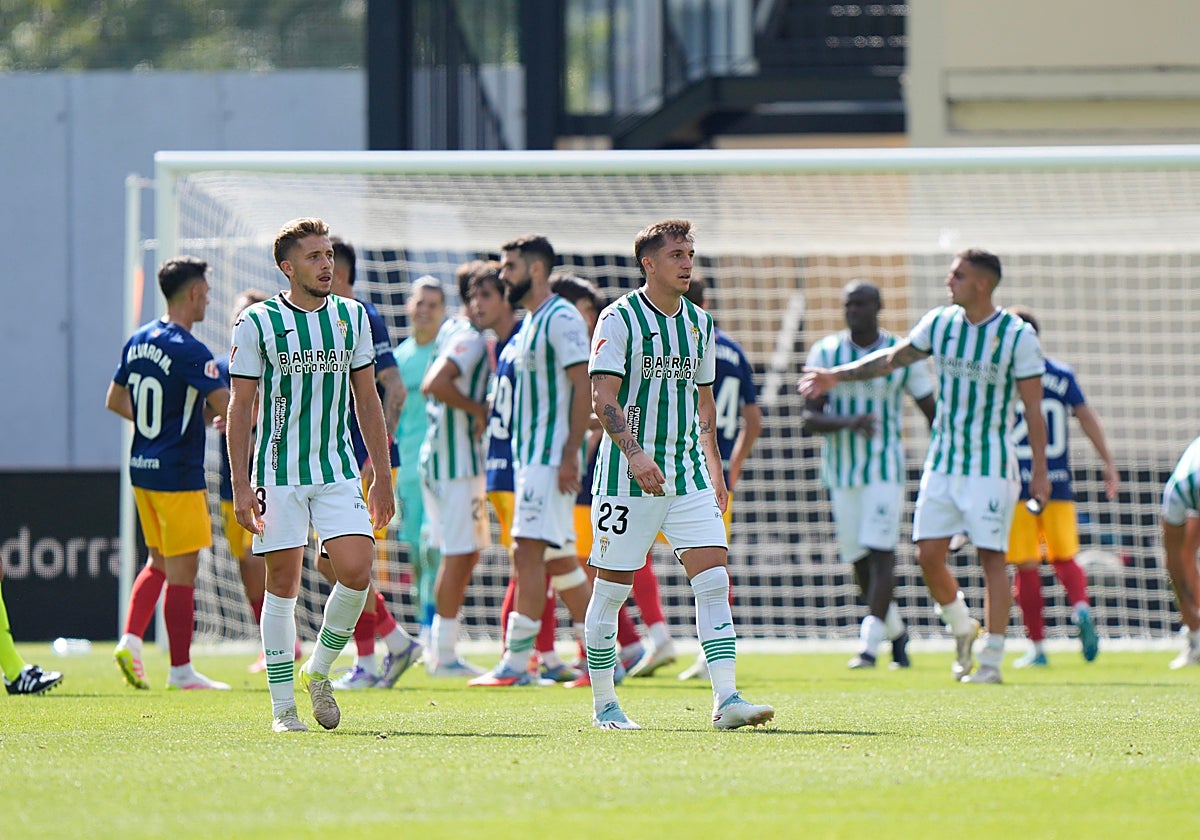 Los jugadores del Córdoba CF se marchan decepcionados de su visita al Andorra