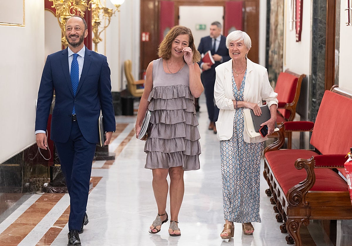Los socialistas Gómez de Celis, Armengol y Leal, este martes, a su llegada a la reunión de la Mesa del Congreso