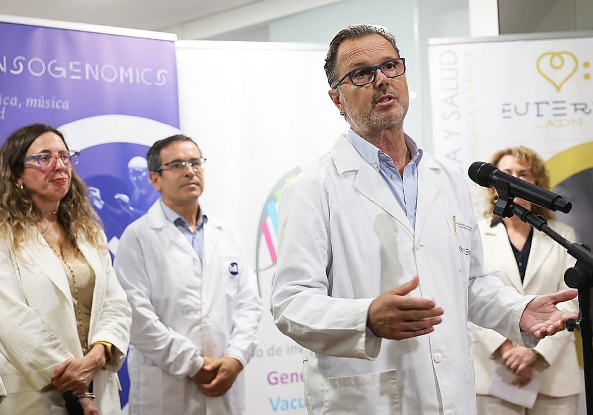 Laura Navarro, Antonio Salas y Federico Martinón, este martes en Santiago