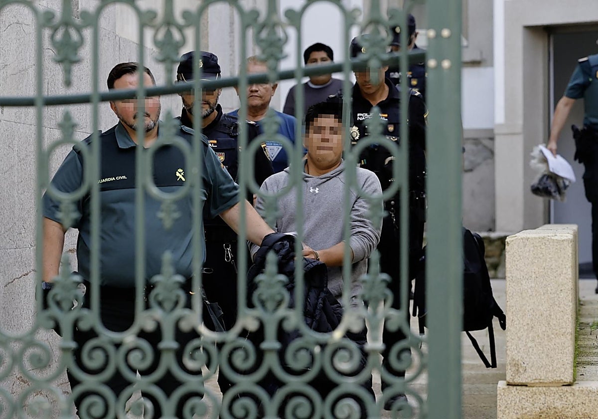 Los agentes conducen a prisión a los tres detenidos tras comparecer ante la jueza de Muros